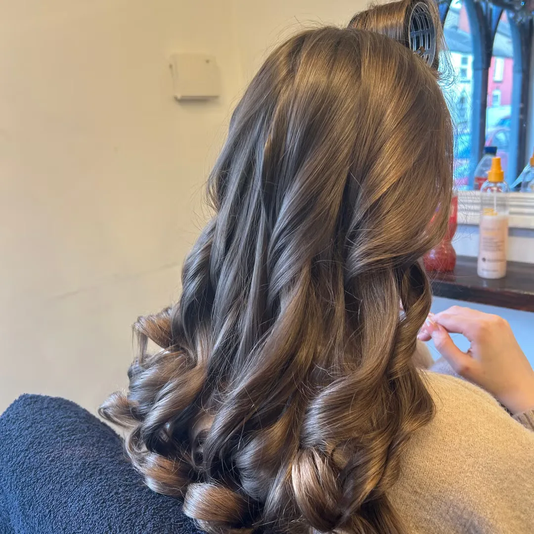 Dark wavy blow-dry